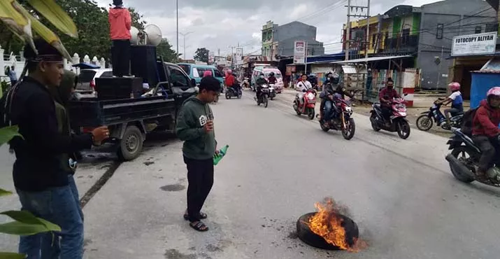 Mahasiswa Desak Pemda Sultra Perbaiki Jalan Provinsi di Desa Wakumoro Muna