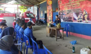 Damkar Kota Kendari Simulasi Penanggulangan Kebakaran Kompor Gas