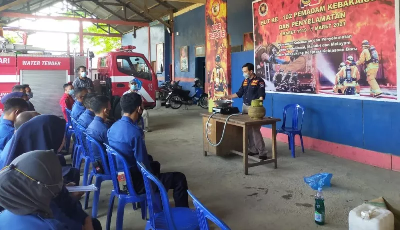 Damkar Kota Kendari Simulasi Penanggulangan Kebakaran Kompor Gas