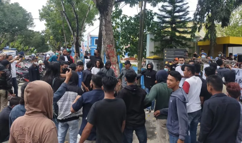 Puluhan Mahasiswa Berunjuk Rasa di Kantor Walikota