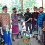 Sosialisasikan Andi Sumangerukka Maju Pilgub, ASR Kolaka Tak Lupa Patuhi Prokes KENDARIAKTUAL.COM, KOLAKA – Relawan Aku Sahabat Rakyat (ASR) Kabupaten Kolaka terus gencar mensosialisasikan figur Andi Sumangeruikka nsebagai Calon Gubernur pada Pemilihan Gubernur (Pilgub) 2024 mendatang. Menariknya para relawan ini melakukan sosialisasi dengan model door to door atau dari rumah ke kerumah, masyarakat sangat antusias menyambut Relawan ASR dalam rangka mensosialisasikan mantan Pangdam XIV/Hasanuddin itu. Ketua Relawan ASR Kabupaten Kolaka, Indra mengatakan, rata-rata masyarakat mengaku akan ikut memperjuangkan dan memenangkan Andi Sumangerukka untuk merebut kursi 01 di Bumi Anoa. “Masyarakat sangat antusias, mereka turut mendoakan supaya pak Andi Sumangerukka bisa terpilih karna pribadi beliau sangat sosial dan bisa membantu sesama, mereka siap berjuang Pilgub Sultra 2024,” jelasnya, pada kendariaktual.com, Selasa (5/10/2021). Indra mengungkapkan, saat sosialisasi pihaknya tak lupa untuk memperhatikan dan menerapkan protokol kesehatan (Prokes) Covid-19. Setiap masyarakat yang dikunjungi bukan hanya spanduk dan baliho Andi Sumangerukka yang disebar, namun mereka juga turut membagikan masker dan mengedukasi soal Prokes Covid-19. “Menjalankan perintah pak Andi Sumangerukka sebagai untuk membantu pemerintah agar selalu mematuhi Prokes dalam membatasi penularan virus Covid-19,” tandasnya. Penulis : M Rasman Saputra