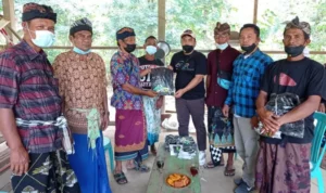 Sosialisasikan Andi Sumangerukka Maju Pilgub, ASR Kolaka Tak Lupa Patuhi Prokes KENDARIAKTUAL.COM, KOLAKA – Relawan Aku Sahabat Rakyat (ASR) Kabupaten Kolaka terus gencar mensosialisasikan figur Andi Sumangeruikka nsebagai Calon Gubernur pada Pemilihan Gubernur (Pilgub) 2024 mendatang. Menariknya para relawan ini melakukan sosialisasi dengan model door to door atau dari rumah ke kerumah, masyarakat sangat antusias menyambut Relawan ASR dalam rangka mensosialisasikan mantan Pangdam XIV/Hasanuddin itu. Ketua Relawan ASR Kabupaten Kolaka, Indra mengatakan, rata-rata masyarakat mengaku akan ikut memperjuangkan dan memenangkan Andi Sumangerukka untuk merebut kursi 01 di Bumi Anoa. “Masyarakat sangat antusias, mereka turut mendoakan supaya pak Andi Sumangerukka bisa terpilih karna pribadi beliau sangat sosial dan bisa membantu sesama, mereka siap berjuang Pilgub Sultra 2024,” jelasnya, pada kendariaktual.com, Selasa (5/10/2021). Indra mengungkapkan, saat sosialisasi pihaknya tak lupa untuk memperhatikan dan menerapkan protokol kesehatan (Prokes) Covid-19. Setiap masyarakat yang dikunjungi bukan hanya spanduk dan baliho Andi Sumangerukka yang disebar, namun mereka juga turut membagikan masker dan mengedukasi soal Prokes Covid-19. “Menjalankan perintah pak Andi Sumangerukka sebagai untuk membantu pemerintah agar selalu mematuhi Prokes dalam membatasi penularan virus Covid-19,” tandasnya. Penulis : M Rasman Saputra