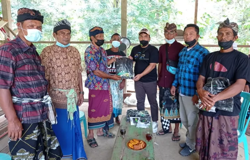 Sosialisasikan Andi Sumangerukka Maju Pilgub, ASR Kolaka Tak Lupa Patuhi Prokes KENDARIAKTUAL.COM, KOLAKA – Relawan Aku Sahabat Rakyat (ASR) Kabupaten Kolaka terus gencar mensosialisasikan figur Andi Sumangeruikka nsebagai Calon Gubernur pada Pemilihan Gubernur (Pilgub) 2024 mendatang. Menariknya para relawan ini melakukan sosialisasi dengan model door to door atau dari rumah ke kerumah, masyarakat sangat antusias menyambut Relawan ASR dalam rangka mensosialisasikan mantan Pangdam XIV/Hasanuddin itu. Ketua Relawan ASR Kabupaten Kolaka, Indra mengatakan, rata-rata masyarakat mengaku akan ikut memperjuangkan dan memenangkan Andi Sumangerukka untuk merebut kursi 01 di Bumi Anoa. “Masyarakat sangat antusias, mereka turut mendoakan supaya pak Andi Sumangerukka bisa terpilih karna pribadi beliau sangat sosial dan bisa membantu sesama, mereka siap berjuang Pilgub Sultra 2024,” jelasnya, pada kendariaktual.com, Selasa (5/10/2021). Indra mengungkapkan, saat sosialisasi pihaknya tak lupa untuk memperhatikan dan menerapkan protokol kesehatan (Prokes) Covid-19. Setiap masyarakat yang dikunjungi bukan hanya spanduk dan baliho Andi Sumangerukka yang disebar, namun mereka juga turut membagikan masker dan mengedukasi soal Prokes Covid-19. “Menjalankan perintah pak Andi Sumangerukka sebagai untuk membantu pemerintah agar selalu mematuhi Prokes dalam membatasi penularan virus Covid-19,” tandasnya. Penulis : M Rasman Saputra