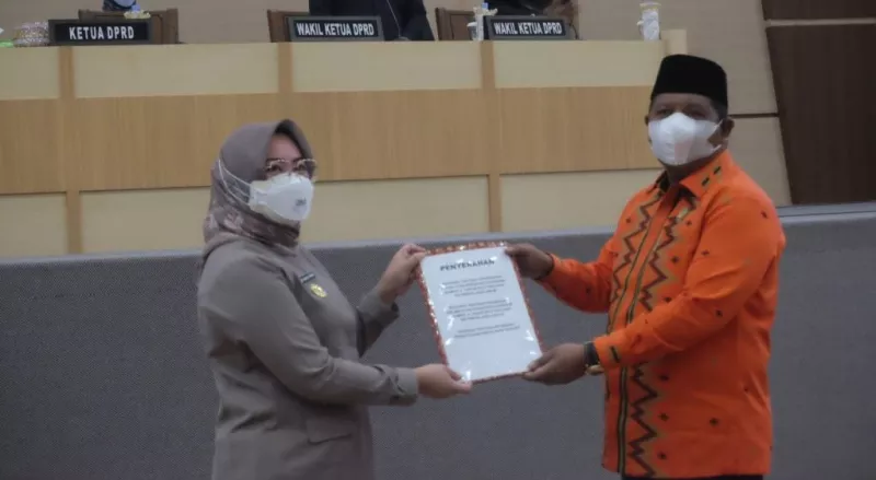 Pemkot Serahkan 3 Raperda ke DPRD Kendari