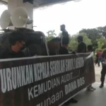Puluhan Massa Aksi Mendemo Kantor Disdikbud Tentang Pemecatan ASN