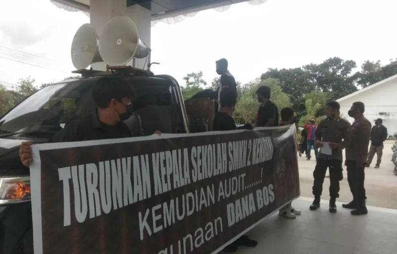 Puluhan Massa Aksi Mendemo Kantor Disdikbud Tentang Pemecatan ASN