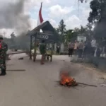 Warga Desa Landono Memblokir Jalan Rusak Menggunakan Pos Ronda