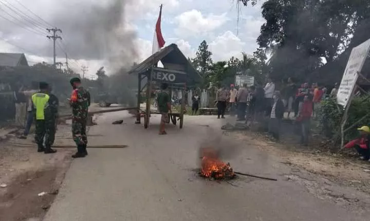Warga Desa Landono Memblokir Jalan Rusak Menggunakan Pos Ronda