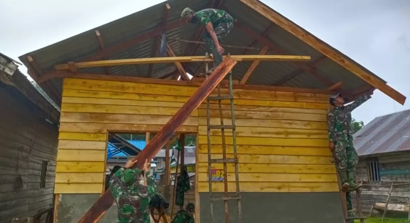 Cuaca Tak Menyurutkan Semangat Satgas TMMD Untuk Bekerja