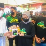 Andi Sumangerukkan Bagikan Sembako ke Ojol di Kendari