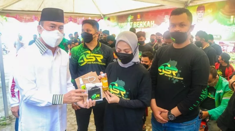 Andi Sumangerukkan Bagikan Sembako ke Ojol di Kendari