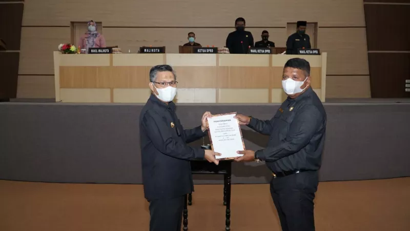 Wali Kota Kendari Serahkan Raperda KUA PPAS APBD Tahun 2022