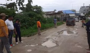 Ketua DPRD Kendari Tinjau Jalan Rusak di Jalan Segar