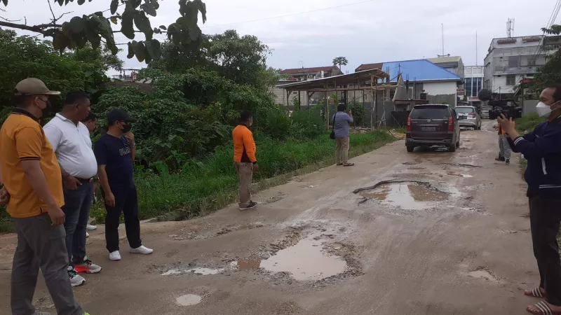 Ketua DPRD Kendari Tinjau Jalan Rusak di Jalan Segar