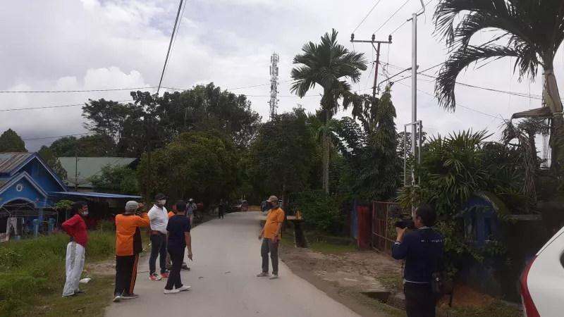 60 Lampu Jalan Terangi Kelurahan Pondambea