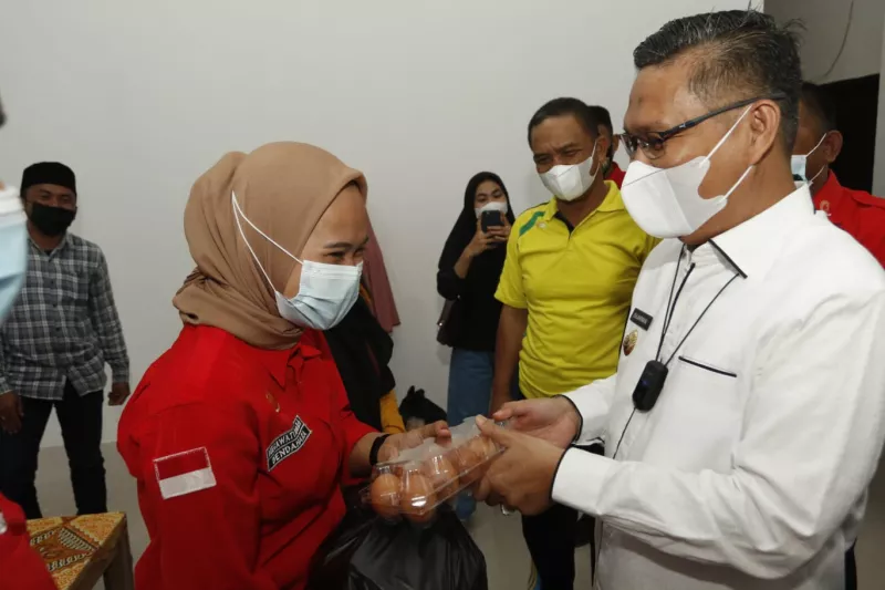 Warga Kambu Terima 100 0aket Sembako