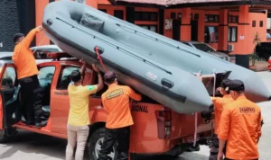 Sebuah Mobil Terjun Di Sungai ,Saat Menyebrang Menaiki Pincara