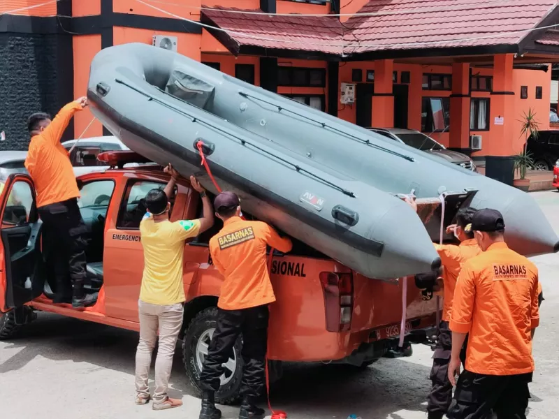 Sebuah Mobil Terjun Di Sungai ,Saat Menyebrang Menaiki Pincara