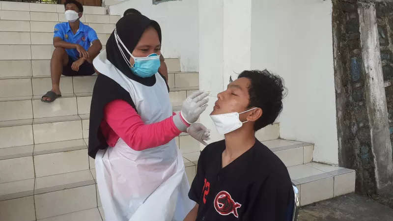 Atlit Softball Sultra Jalani Tes Swab Antigen