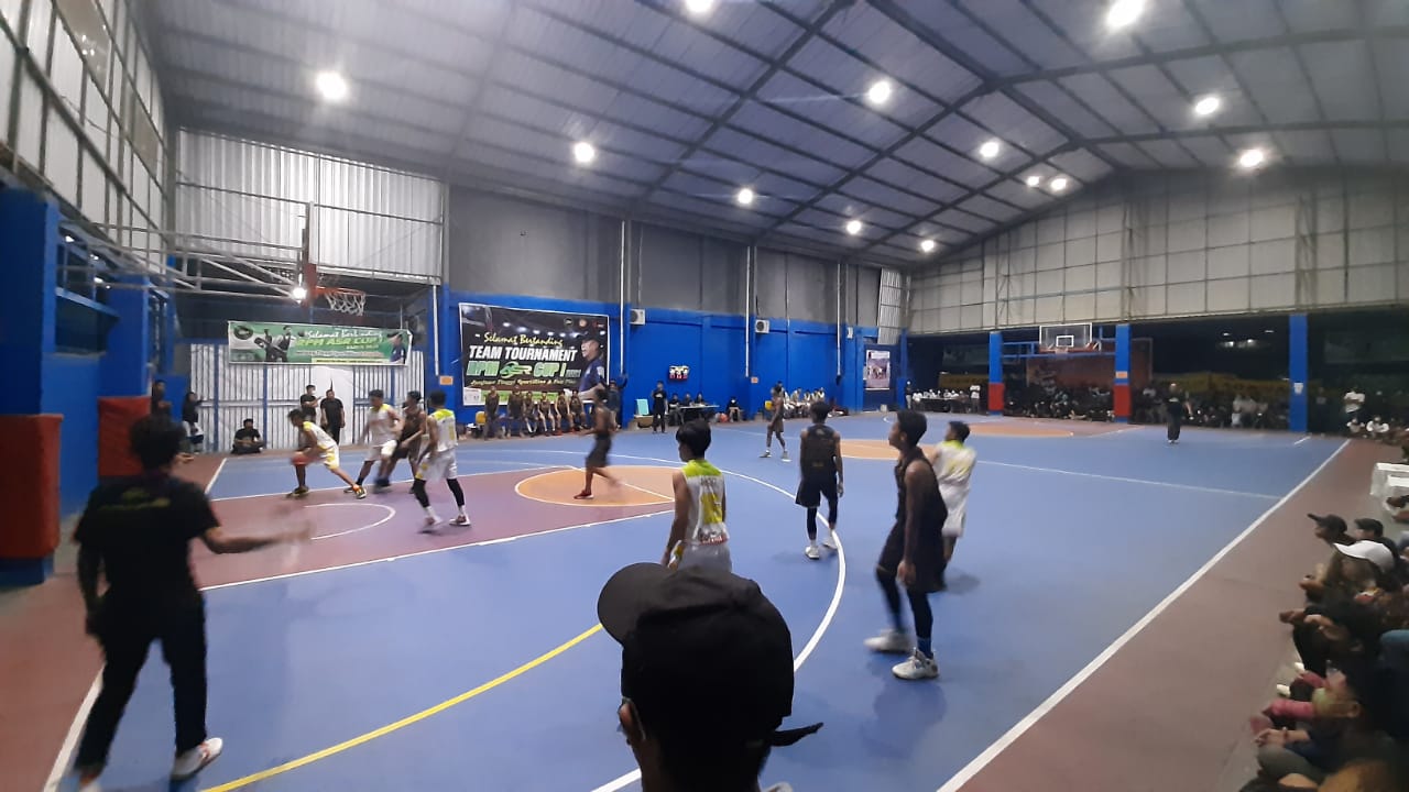 Berstandar Prokes, Andi Sumangerukka Tutup Tournamen Basket Ball di Kendari