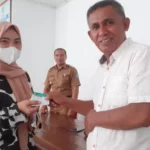 Reses, La Ode Ashar Bagikan Kartu BPJS Kesehatan ke Warga Kasilampe