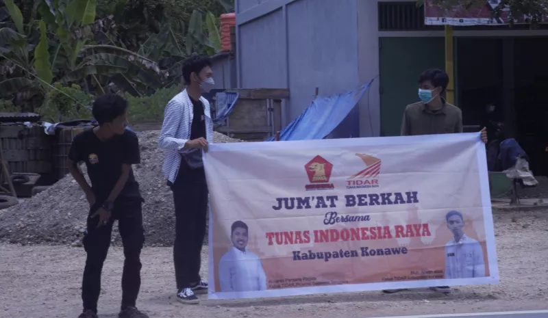 Tidar Konawe Bagikan Makanan ke Pengendara