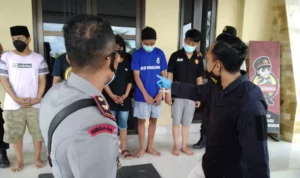 Dua Sepasang Kekasih Nekat Mencuri Motor Demi Kebahagian Bersama