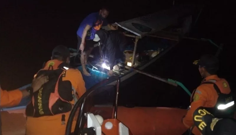 Basarnas Kendari Selamatkan 3 Warga Kendari di Perairan Saponda Darat