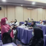 Warga Pesisir Kendari Dilatih Buat Souvenir dari Limba Kulit Kerang