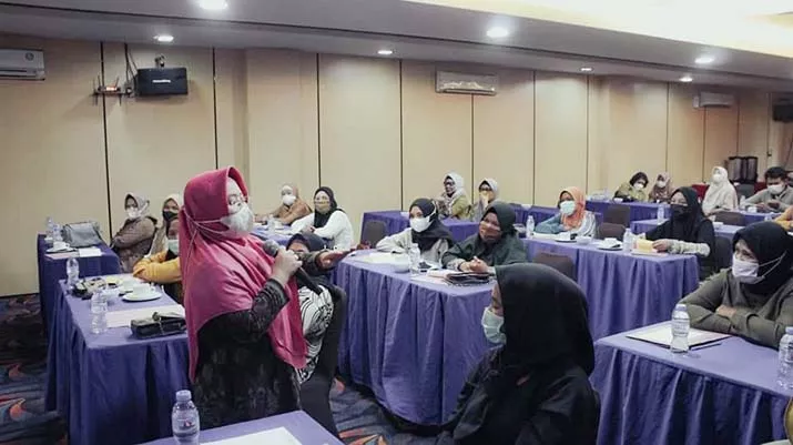 Warga Pesisir Kendari Dilatih Buat Souvenir dari Limba Kulit Kerang