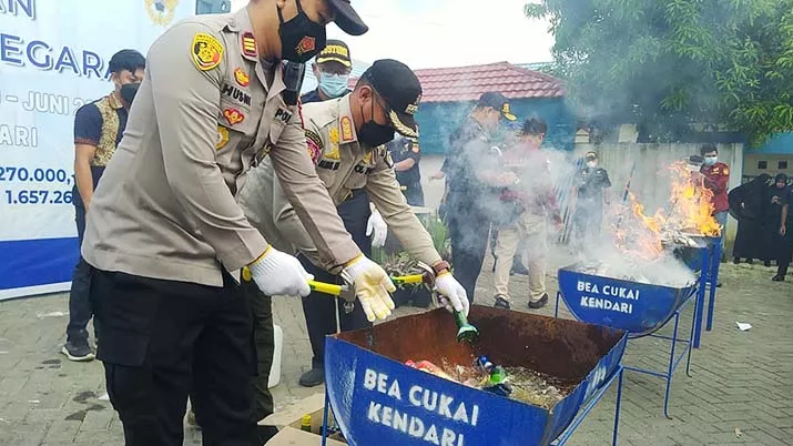 Bea Cukai Memusnahkan Jutaan Batang Rokok dan Miras Ilegal