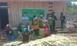 ASR Bombana Silaturahmi dengan Pengrajin Atap Rumbia