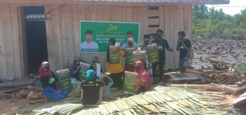 ASR Bombana Silaturahmi dengan Pengrajin Atap Rumbia