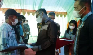 sertifikat walikota Nelayan di Kendari Terima Sertifikat Tanah dari Wali Kota