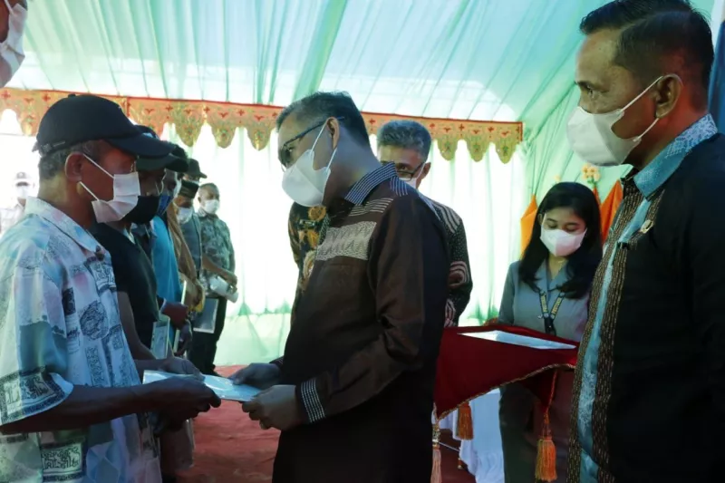 Nelayan di Kendari Terima Sertifikat Tanah dari Wali Kota