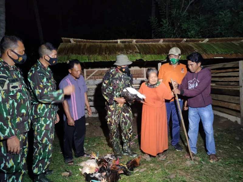 Brimob Sultra Santuni Janda Lansia di Konsel