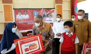 IMG-20211109-WA0022 700 Siswa Dapat Bantuan Kouta Belajar dari Pemerintah Kota Kendari