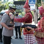 Kapolda Sultra Baru Tiba di Mapolda Disambut Prosesi Adat Dan Pedang Tora