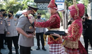 Kapolda Sultra Baru Tiba di Mapolda Disambut Prosesi Adat Dan Pedang Tora