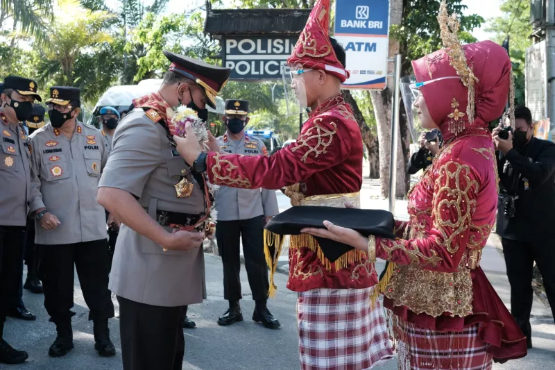 Kapolda Sultra Baru Tiba di Mapolda Disambut Prosesi Adat Dan Pedang Tora