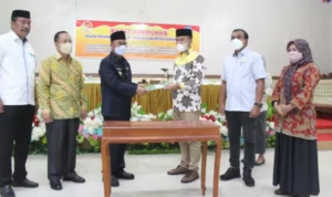 Pemkab Konsel Serahkan KUA PPAS 2022 ke DPRD