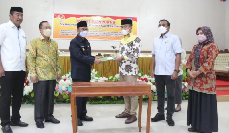 Pemkab Konsel Serahkan KUA PPAS 2022 ke DPRD
