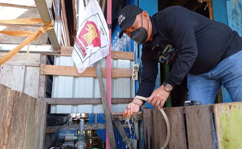 Dewan Pimpinan Daerah (DPD) Partai Gerindra Sulawesi Tenggara (Sultra) dan Dewan Pimpinan Cabang (DPC) Gerindra Kabupaten Kolaka memberikan bantuan sumur bor pada masyarakat di pesisir Kecamatan Tanggetada Kabupaten Kolaka. Ketua DPD Gerindra Sultra Andi Ady Aksar bersama rombongan meninjau lokasi sumur bor yang sudah berfungsi dengan kualitas air yang baik, di Kampung Bajo, Senin (22/11/2021). Andi Ady Aksar menjelaskan, bantuan sumur bor dan tiga unit mesin pompa ini berasal dari DPD Gerindra Sultra dan DPC Gerindra Kabupaten Kolaka. Menurutnya, bantuan itu diberikan atas permintaan warga Kampung Bajo yang mengaku kesulitan air bersih, kemudian difasilitasi oleh Ketua DPC Gerindra Kolaka Yusnan Gultom. "Bantuan ini asalnya dari permintaan warga, karena mereka kesulitan mendapatkan air bersih untuk kebutuhan sehari-hari," katanya. Kepala Dusun Lima Desa Anaiwoi H. Bayu menyampaikan terimakasihnya kepada Ketua DPC Gerindra Kolaka Yusnan Gultom yang telah memfasilitasi mereka untuk mendapatkan sumur bor. Kata dia, dengan bantuan itu, warganya tidak lagi kesulitan air bersih karena mereka tinggal di wilayah pesisir. "Ini semua berkat bantuan oher (Yusnan Gultom) yang memfasilitasi sehingga kami bisa menikmati air bersih," ujarnya. Sebelumnya Andi Sumangerukka (ASR) juga menyerahkan bantuan perbaikan jalan/jembatan di Kampung Bajo Kecamatan Tanggetada sebesar Rp 50 juta.