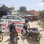 Jalan Tak Kunjungi Diperbaiki, Warga Kasilampe Blokir Jalan