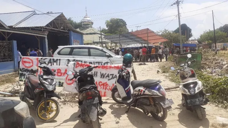 Jalan Tak Kunjungi Diperbaiki, Warga Kasilampe Blokir Jalan