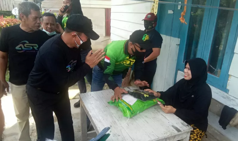 Andi Sumangerukka Bagikan Sembako ke Masyarakat
