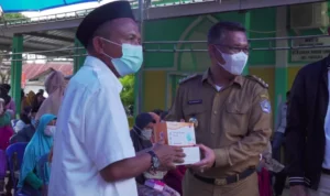 IMG-20211130-WA0057 Wali Kota Kendari Serahkan Bantuan Pangan Non Tunai di Kecamatan Puuwatu