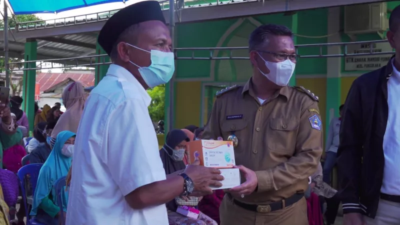 Wali Kota Kendari Serahkan Bantuan Pangan Non Tunai di Kecamatan Puuwatu