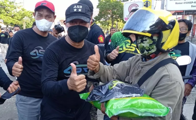 Gelar Jalan Santai, Andi Sumangerukka Bagikan Beras ke Masyarakat Kurang Mampu