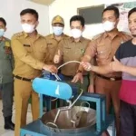 Wabup Konsel Serahkan Bantuan Pengembangan Usaha Ekonomi Kreatif ke Warga